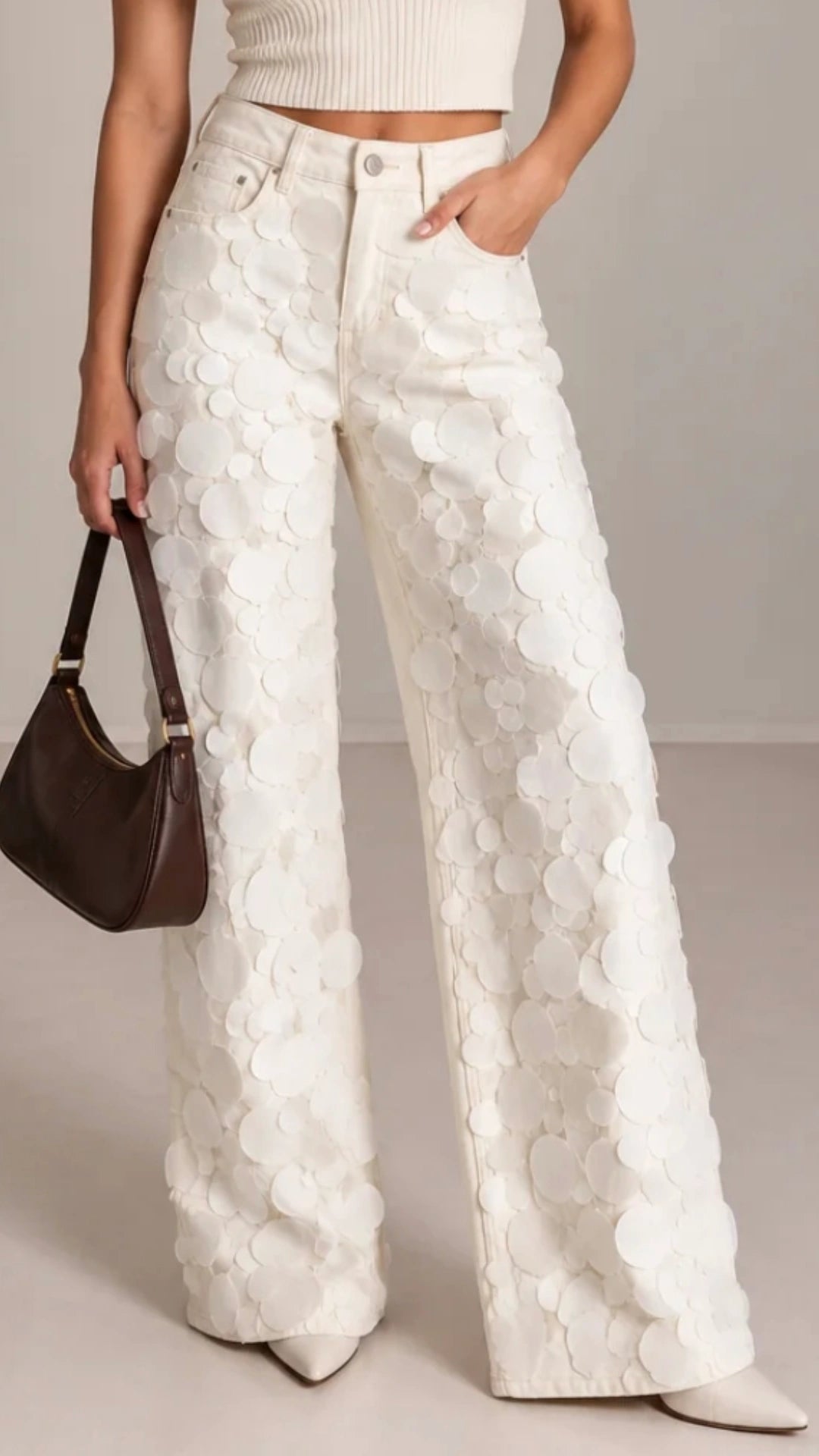 Pantalón marfil con aplicaciones circulares lentejuelas