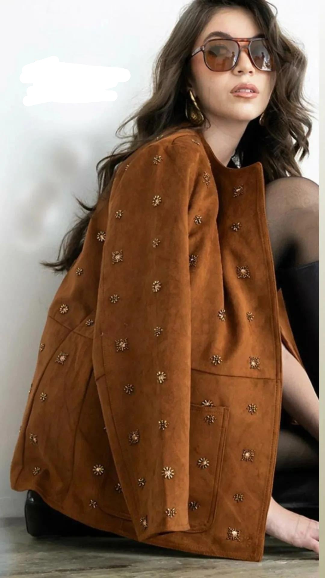 Blazer camel suede con detalle de pedrería