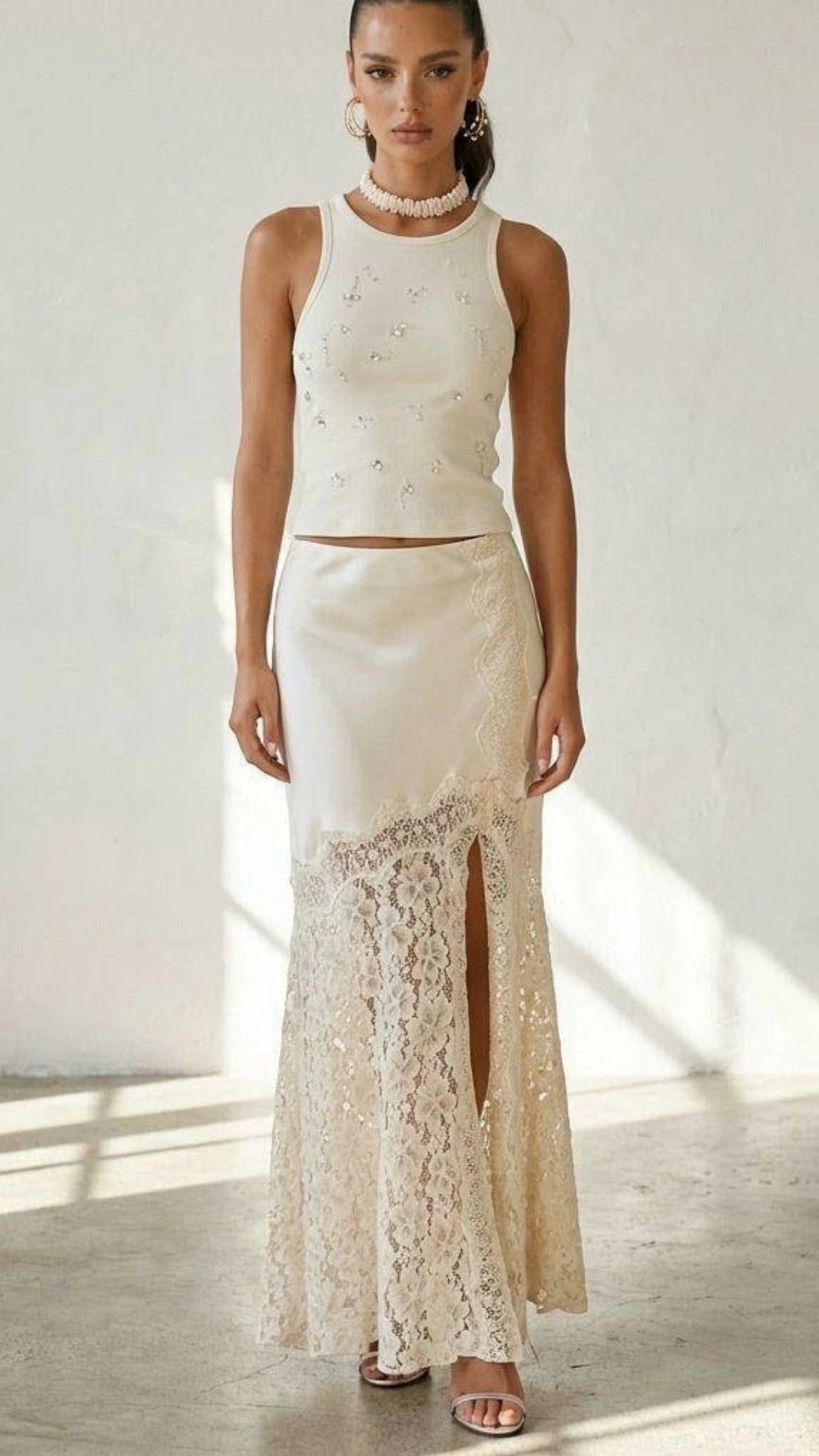 Falda satinada con encaje color beige
