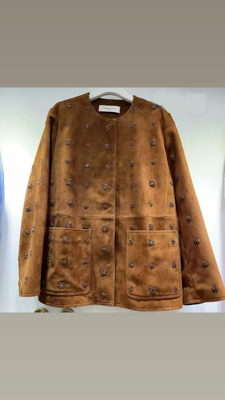 Blazer camel suede con detalle de pedrería