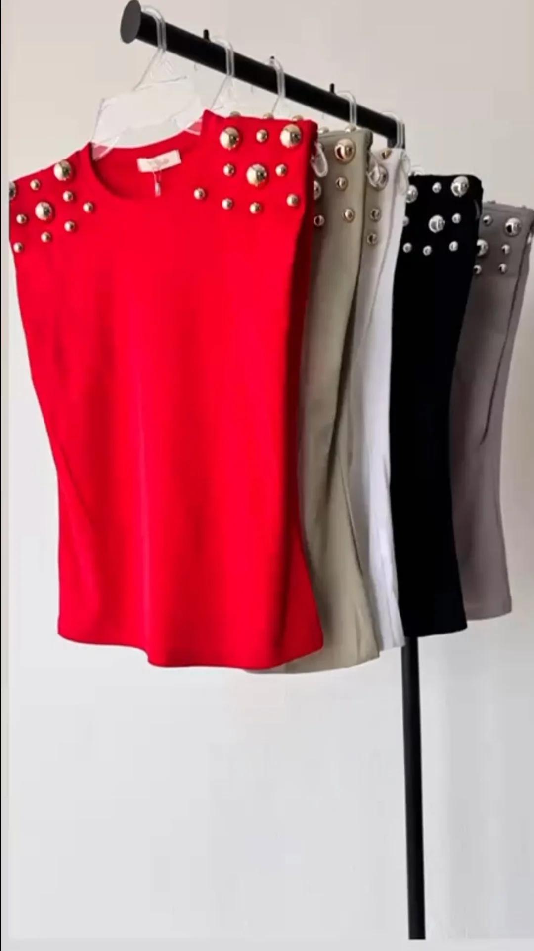 Playera hombreras aplicaciones metalicas