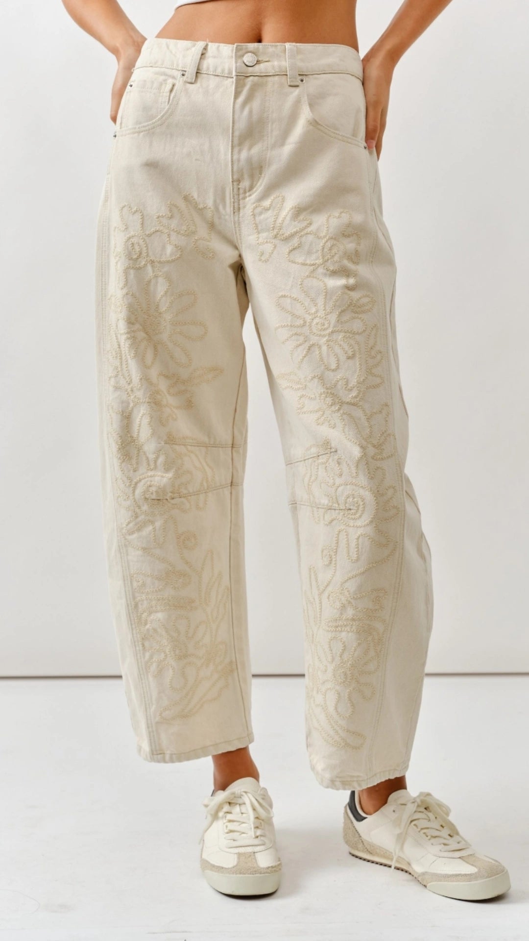Barrel jeans bordados beige