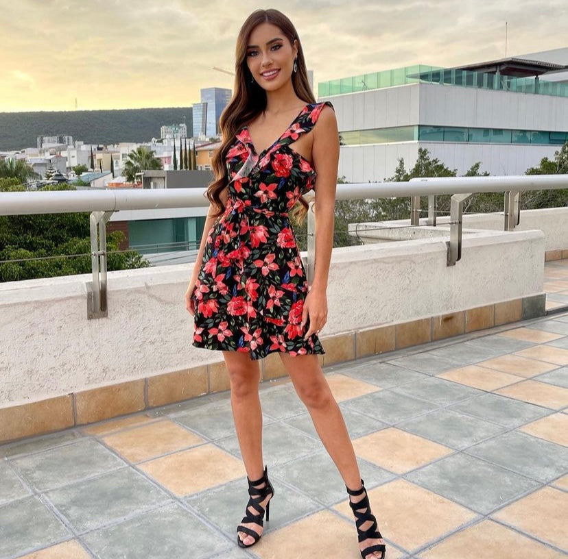 Outfit Vestido Negro Floreado Corto Outfit Vestido Negro Con