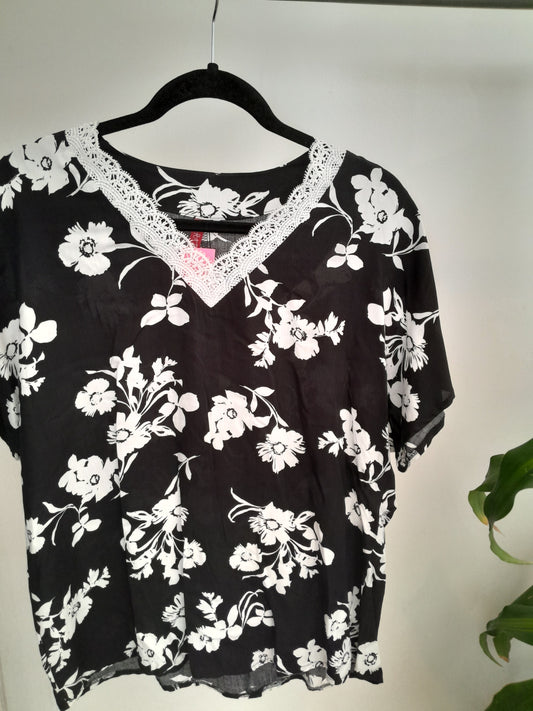 Blusa flores blancas T Plus