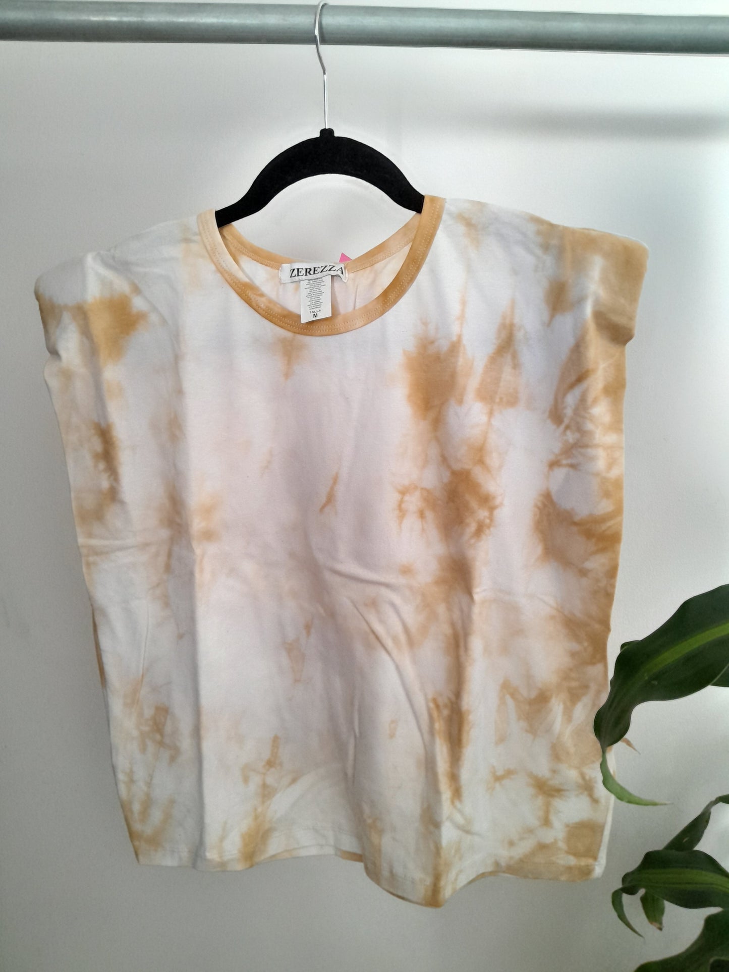 Playera tiedye beige con hombreras