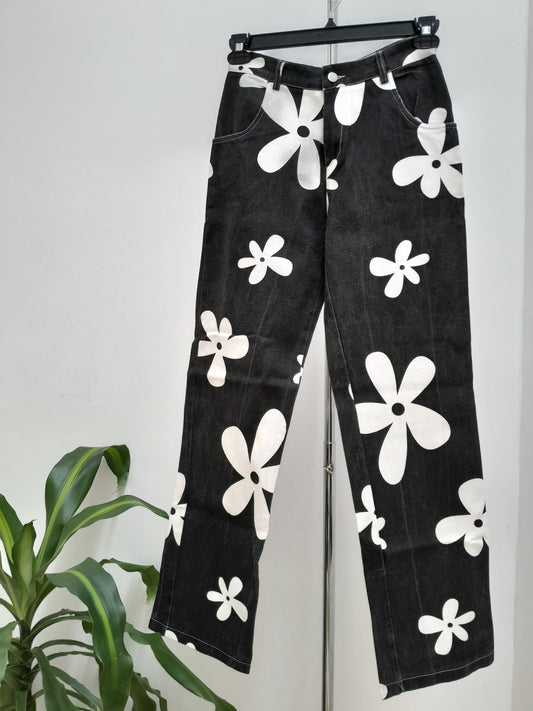 Jeans estampado negro con flores