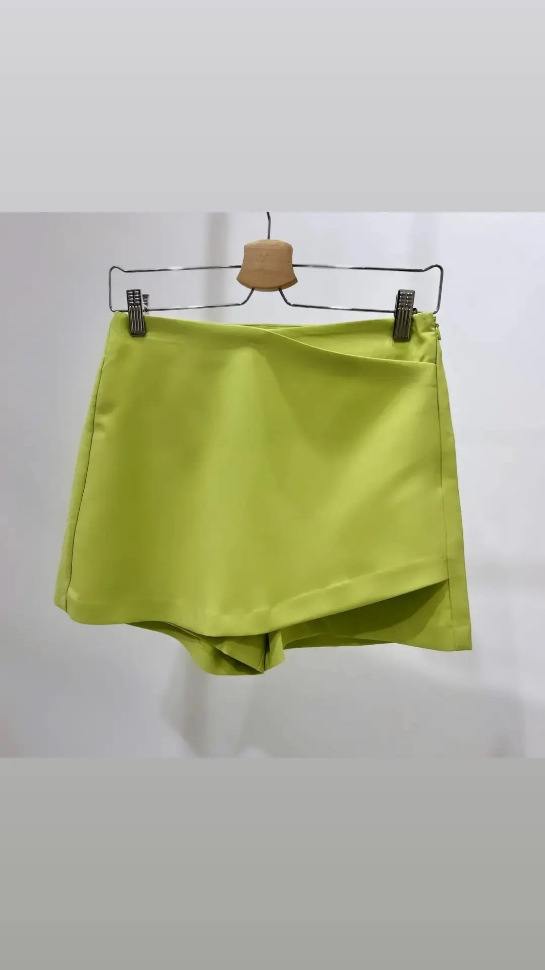 Short falda verde lima