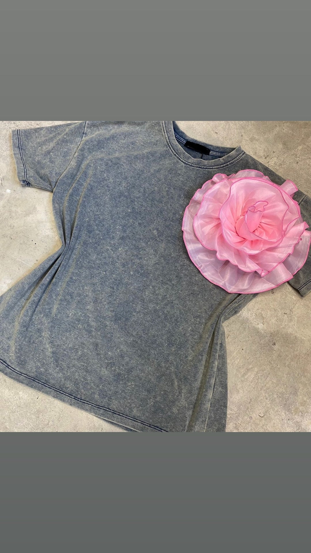 Playera gris con flor