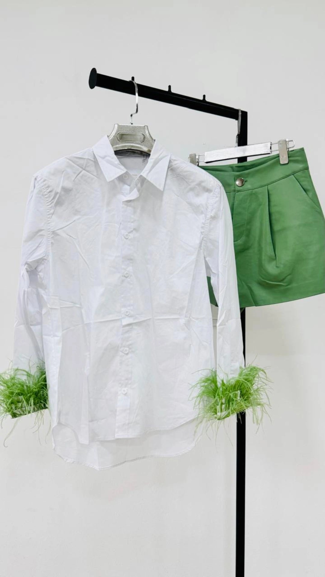 Set short camisa plumas