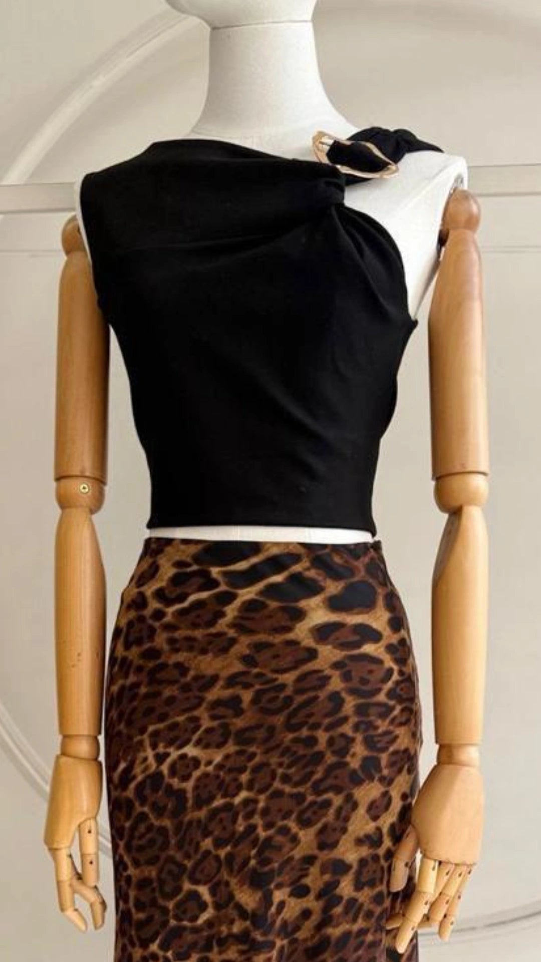 Blusa asimétrica negra