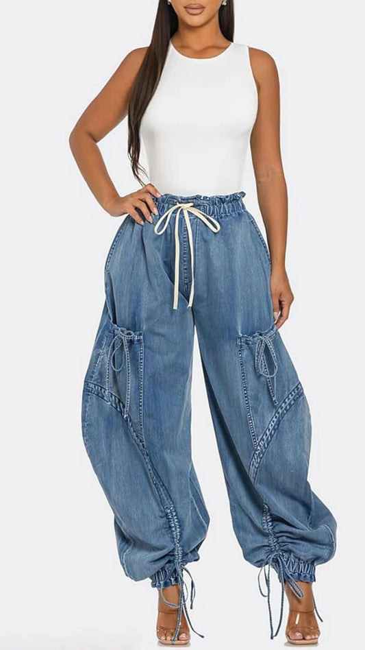 Jeans corte globo con jaretas