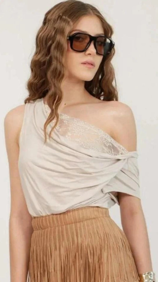 Blusa un hombro con encaje beige