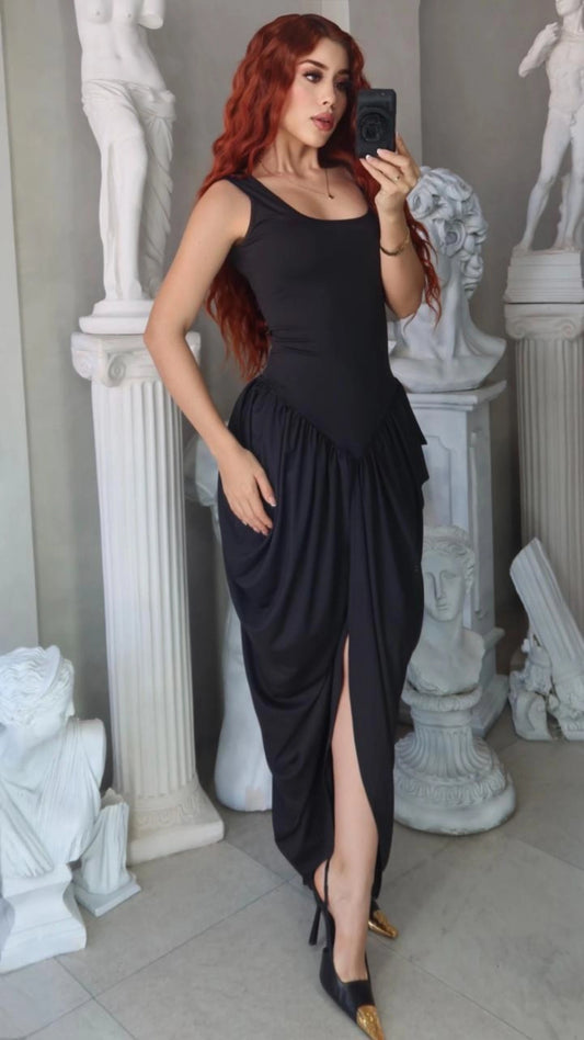 Vestido negro cintura drapeada