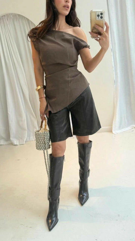 Blusa asimétrica un hombro vino y marrón