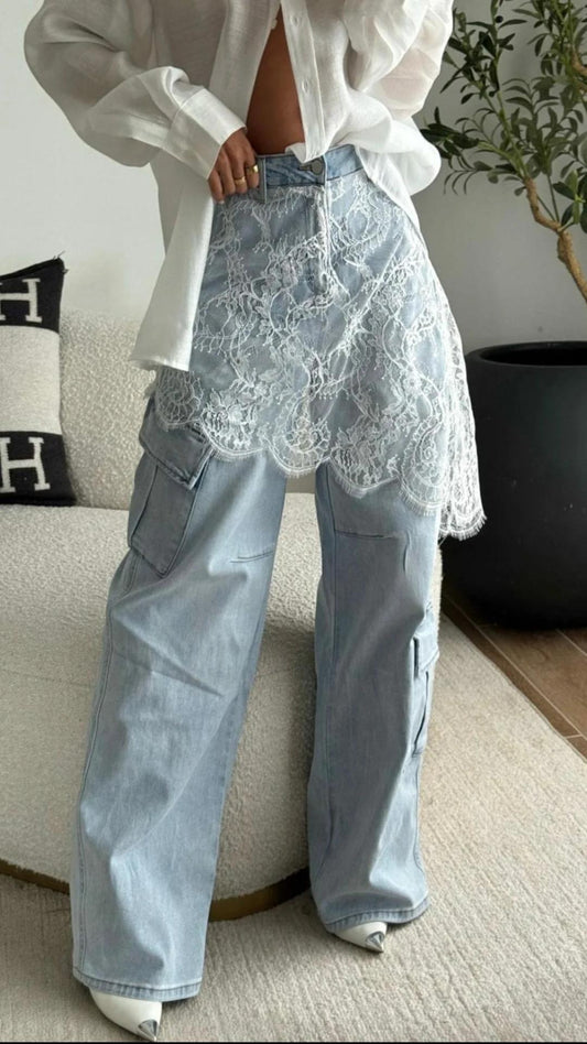 Jeans cargo con faldón encaje