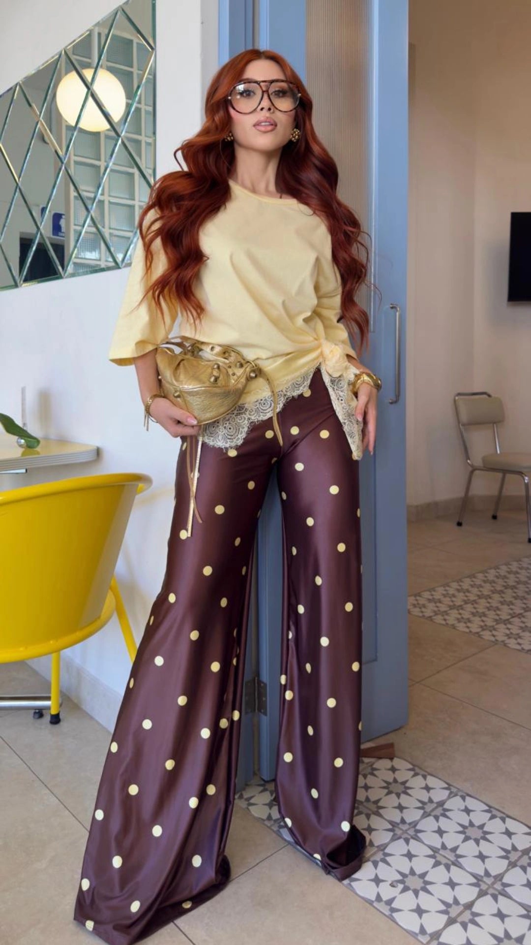 Pantalón café lunares amarillos