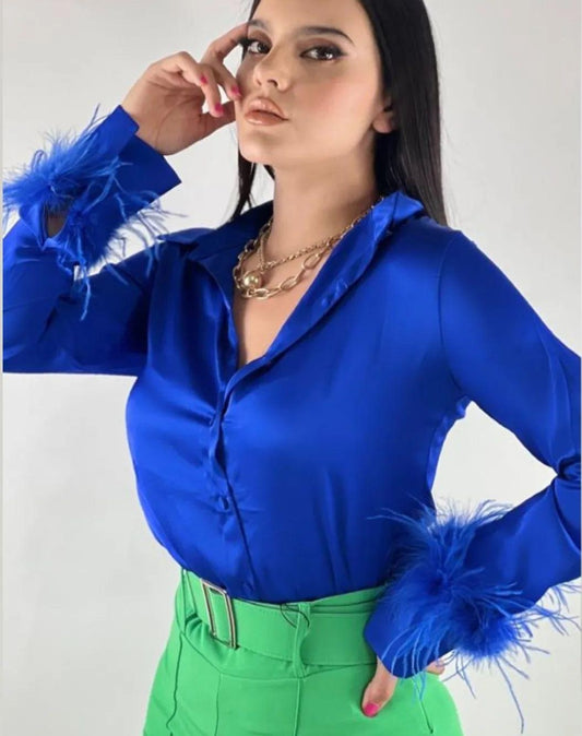 Camisa satinada azul plumas en puños