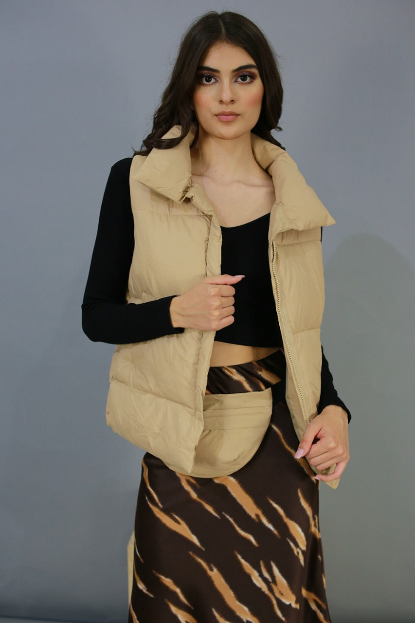 Chaleco puffer beige con cangurera