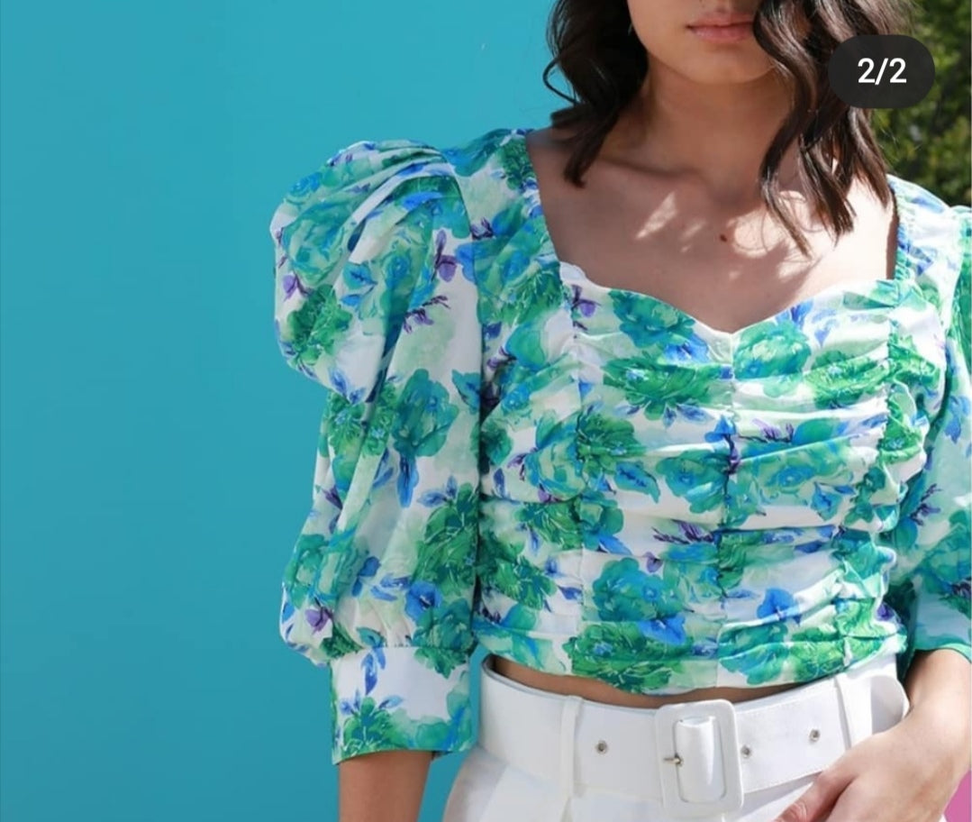 Blusa drapeada flores