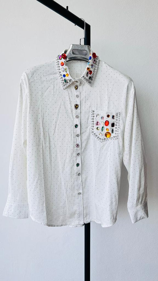 Camisa con detalle de pedrería